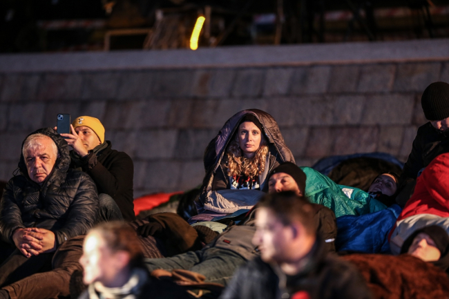 Avustralya ve Yeni Zelandalılar "Şafak Ayini" için Anzak Koyu'nda